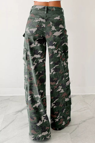Camo cargo pants, pocket detail