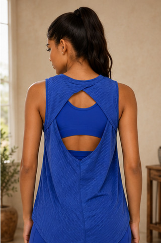 Camiseta sin mangas de malla a rayas transparentes con abertura en la espalda